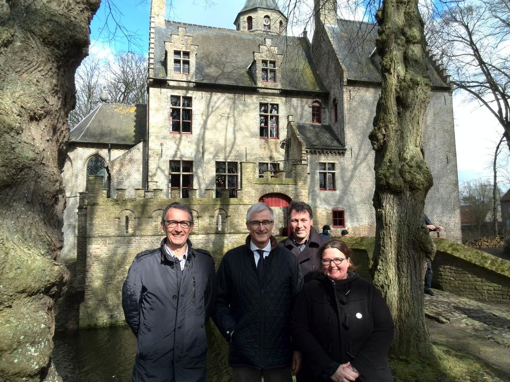 Ook Vlaams minister-president Geert Bourgeois (N-VA) kwam een kijkje nemen in kasteel Beauvoorde. (GF)