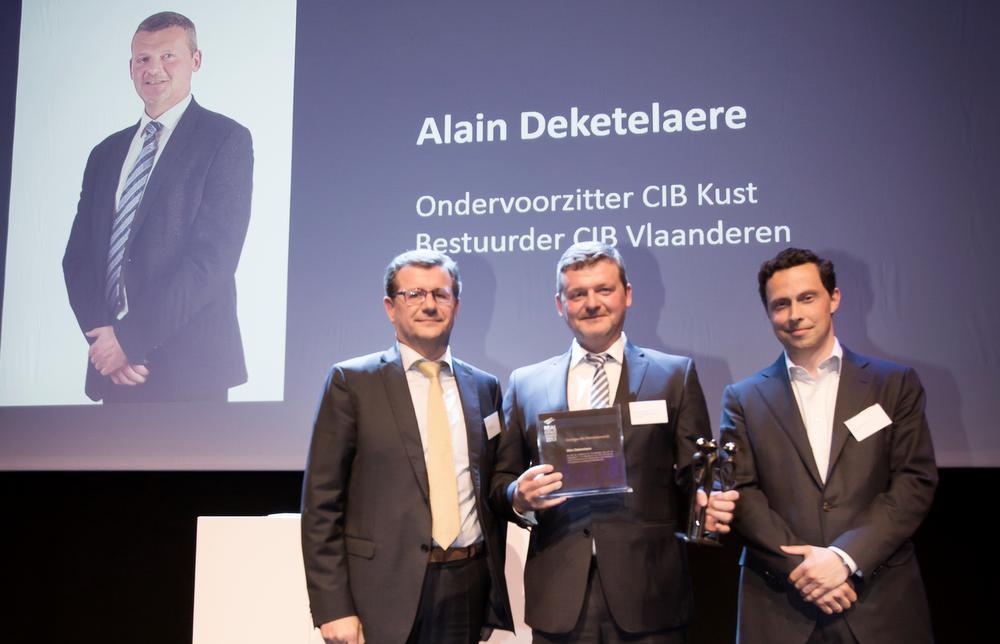 Alain Deketelaere van CIB Kust ontving de Georges De Wandeleerprijs. Voorzitter CIB Vlaanderen Stephan Coenen en Yves Vanderveken flankeren de winnaar.