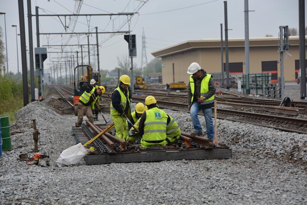 Infrastructuurbeheerder Infrabel voert twee weekends op rij werken uit aan de sporen tussen Lichtervelde en Kortrijk.