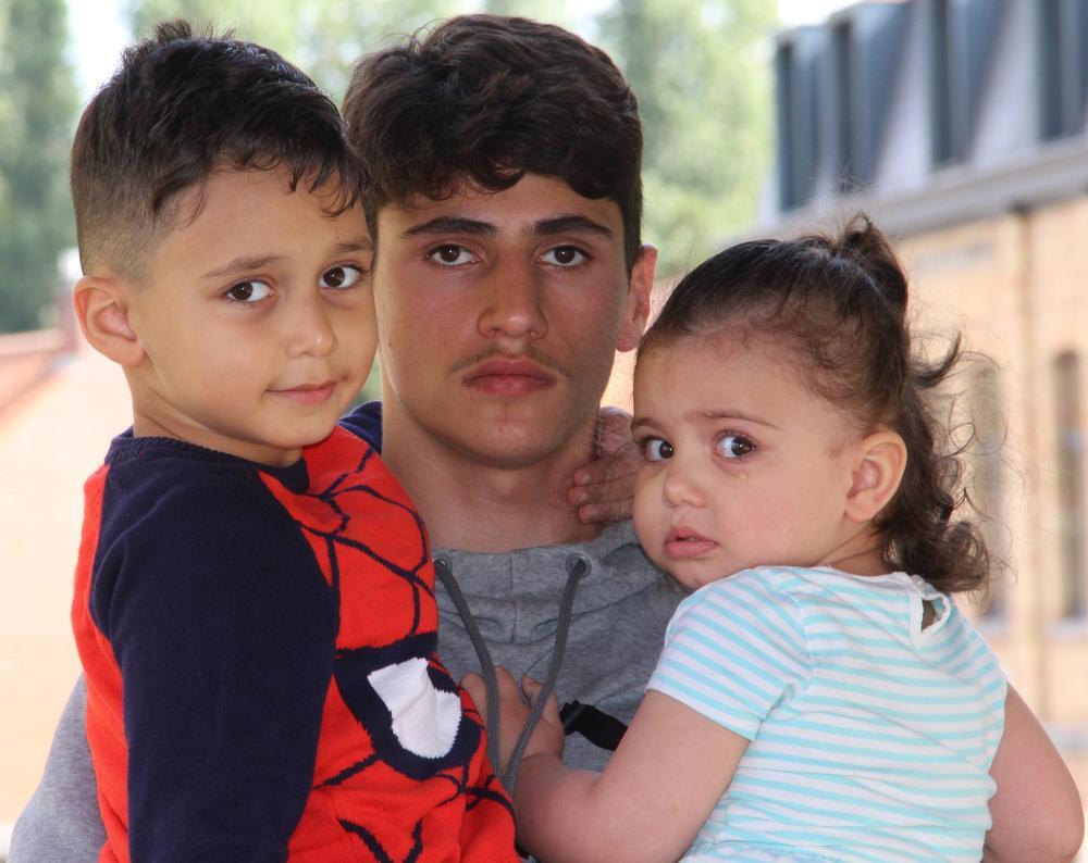 Farshad Ahmadi met zijn broertje Farzad en Lona. (foto TP)