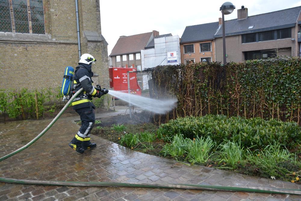 De brandweer van Hooglede had de haagbrand erg snel onder controle.