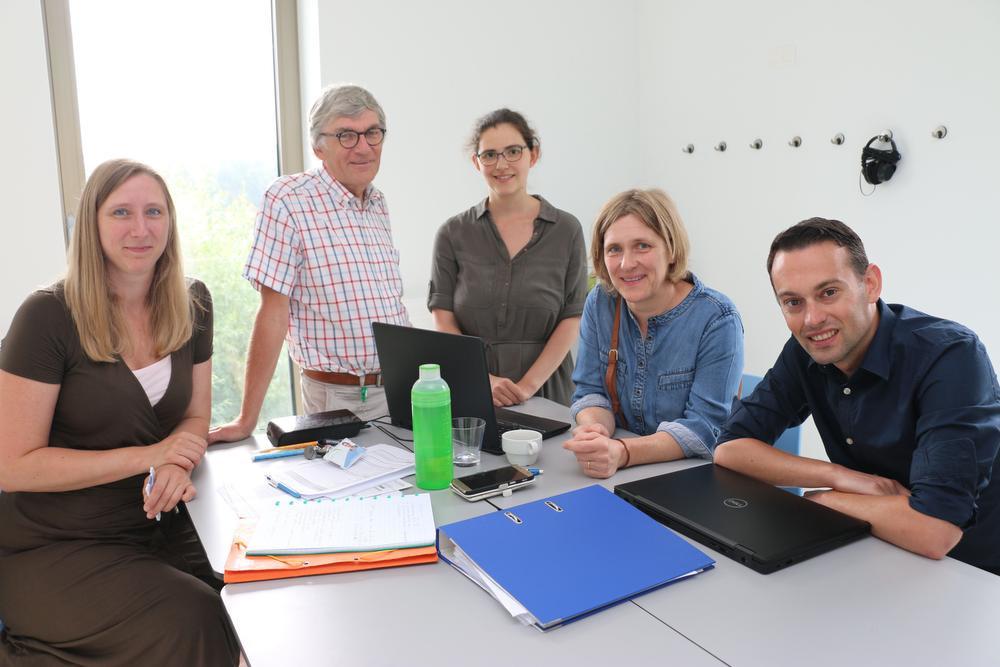 De leerkrachten die les zullen geven in Brugge, met kinderpsychiater Emmanuël Nelis: Kathy Verbrugghe, Griet De Brul, Nathalie Michils en Mathias Dumarey.