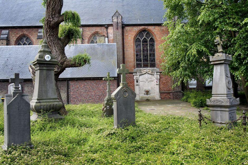 Aan de voet van de Sint-Pieterskerk ligt nog een kleine begraafplaats.