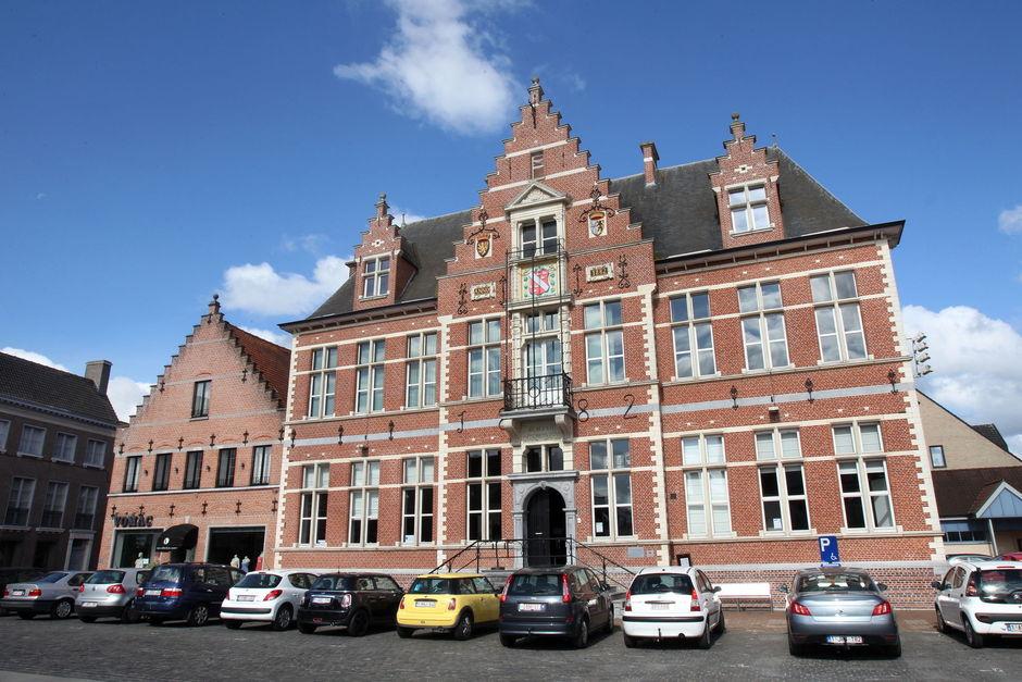 Het imposante gemeentehuis van Oostkamp kijkt uit over het centrum.