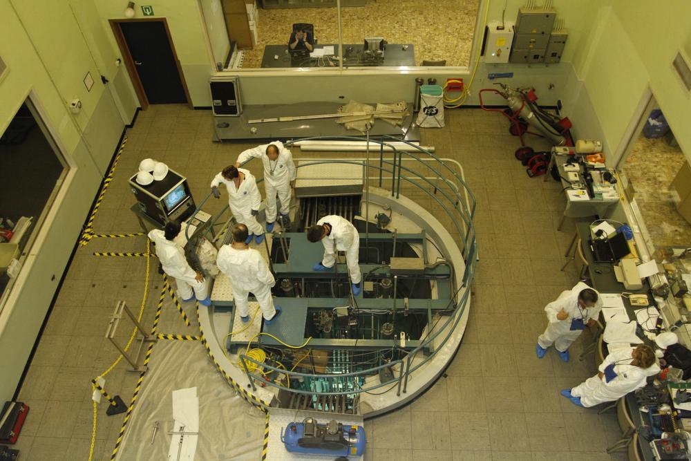 Een beeld van de ontlading van de kernreactor Thetis in 2010, onder toezicht van het FANC, Euratom en IAEA(internationaal atoom energie agentschap).