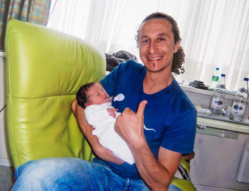 Een dolgelukkige Diether Cornaer bij de geboorte van zijn zoontje Nikas.