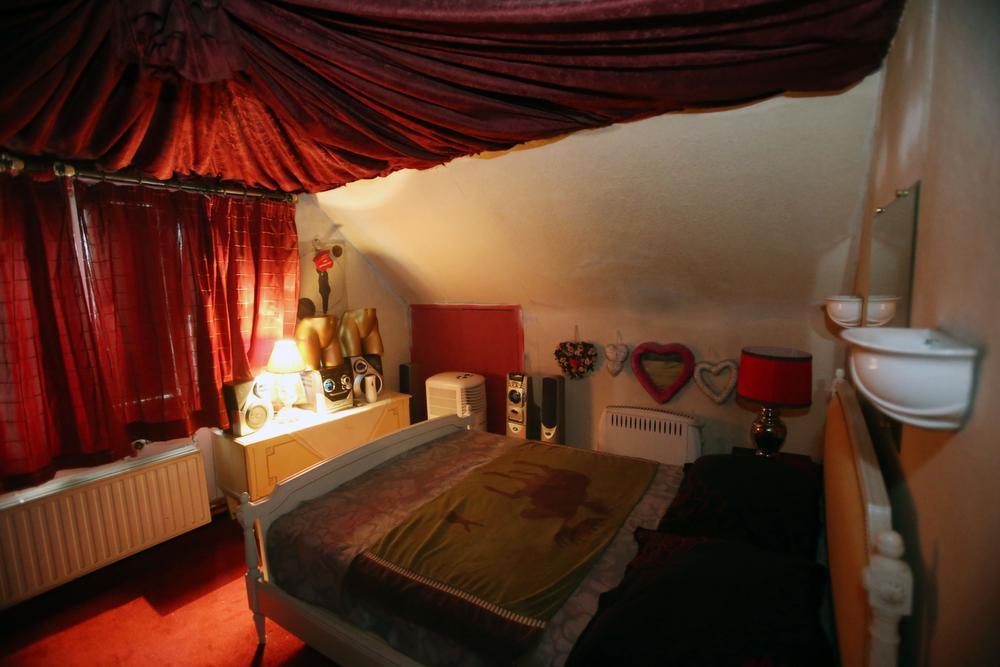 De 'sensuele kamer', met roodfluwijnen plafondbehang (en industrieel aircotoestel).