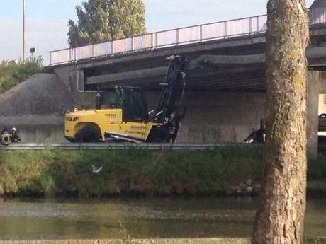 Vrachtwagen met heftruck ramt Zwaantjesbrug in Ooigem
