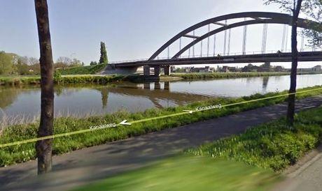 Vrachtwagen met heftruck ramt Zwaantjesbrug in Ooigem