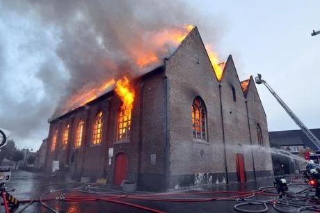 VIDEO Gigantische vuurzee legt kerk van Anzegem in de as