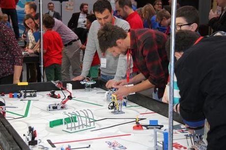 Jongeren nemen het in Vives Kortrijk tegen elkaar op met robots
