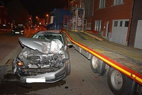 Omgevallen heftruck ramt twee auto's in Oostnieuwkerke