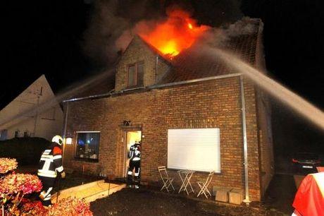 Uitslaande brand vernielt dakverdieping van huis in Veldegem