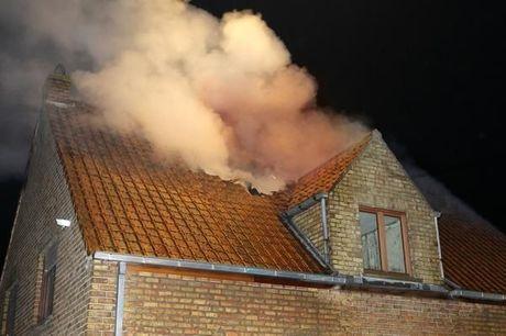Uitslaande brand vernielt dakverdieping van huis in Veldegem