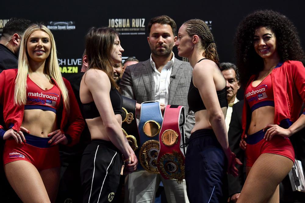 Delfine Persoon kijkt Katie Taylor in de ogen. 