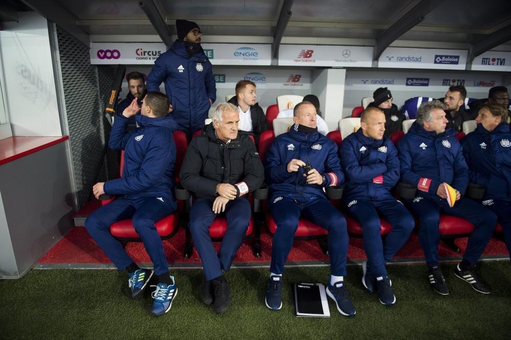 Gino Caen (tweede van rechts) op de bank van Anderlecht met assistent-coach Karim Belhocine, trainer Fred Rutten, assistent-coach Arno van Zwam en Par Zetterberg. 