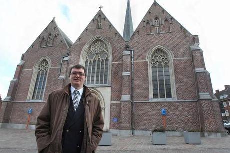 Gouverneur Decaluwé volgt Tielts kerkbestuur, burgemeester reageert furieus