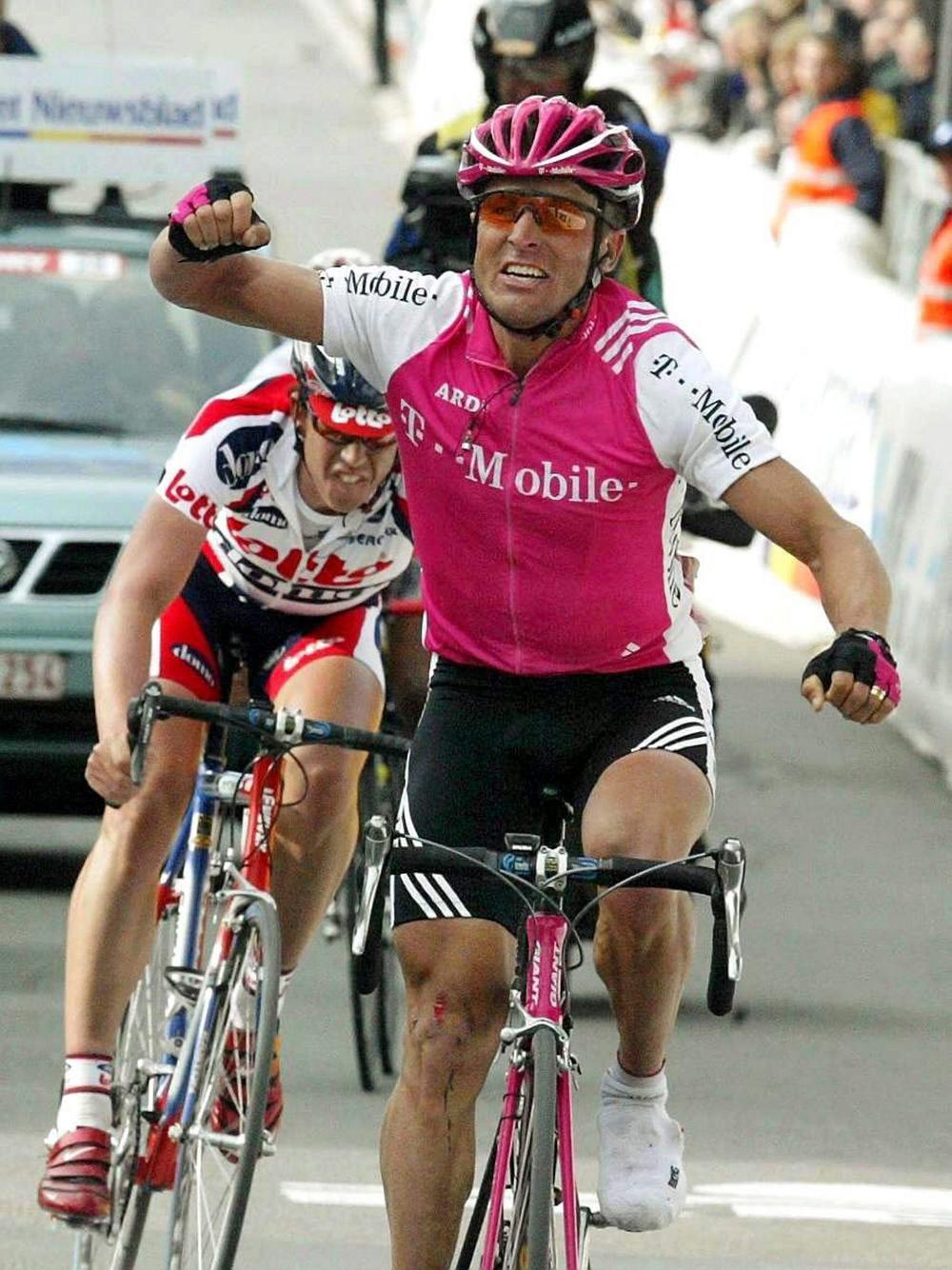 Leif Hoste werd in vier jaar tijd drie keer tweede in de Ronde van Vlaanderen: tweede na Steffen Wesemann in 2004, tweede na Tom Boonen in 2006 en tweede na Alessandro Ballan in 2007. (Foto's Belga)