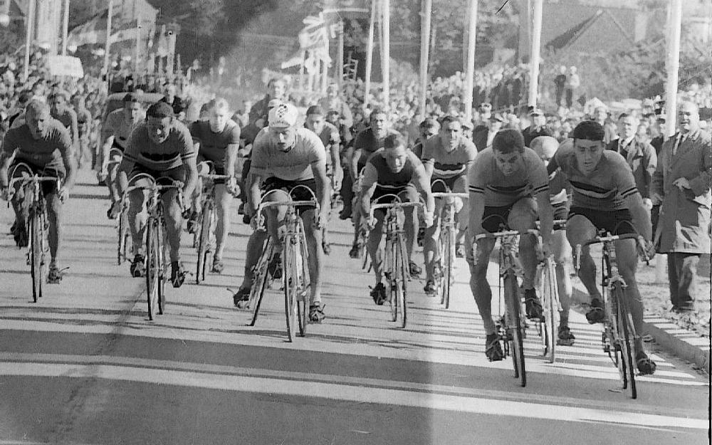 Het Verraad van Ronse in 1963 of het meest controversiële WK ooit. Benoni Beheyt geeft zijn landgenoot en topfavoriet Rik Van Looy een duw in volle sprint en wint.