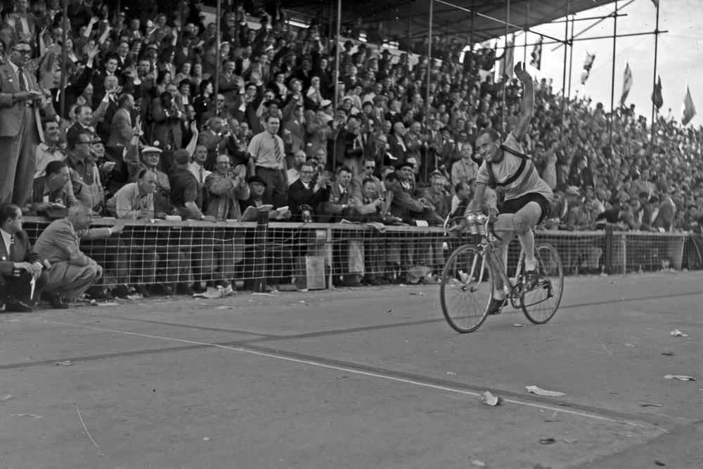 Briek Schotte werd in 1950 wereldkampioen op de weg in Moorslede. Twee jaar eerder had hij in Valkenburg ook al eens goud veroverd.