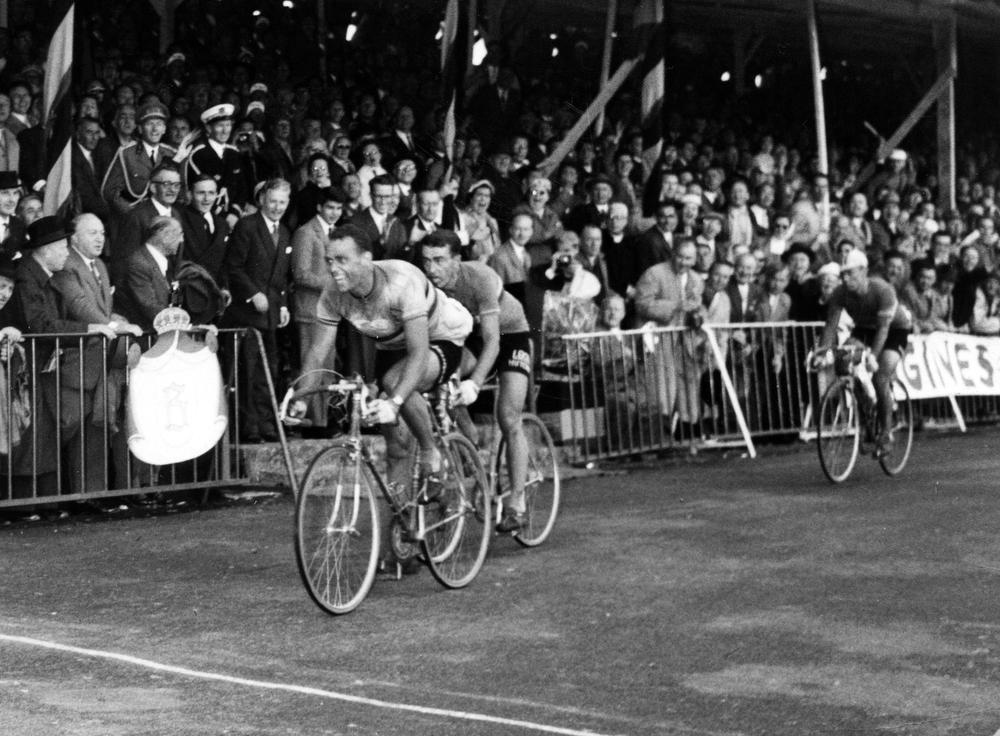 In 1957 toonde Rik Van Steenbergen zich de sterkste in het Regenboogstadion in Waregem. Het was zijn derde en laatste ... regenboogtrui.