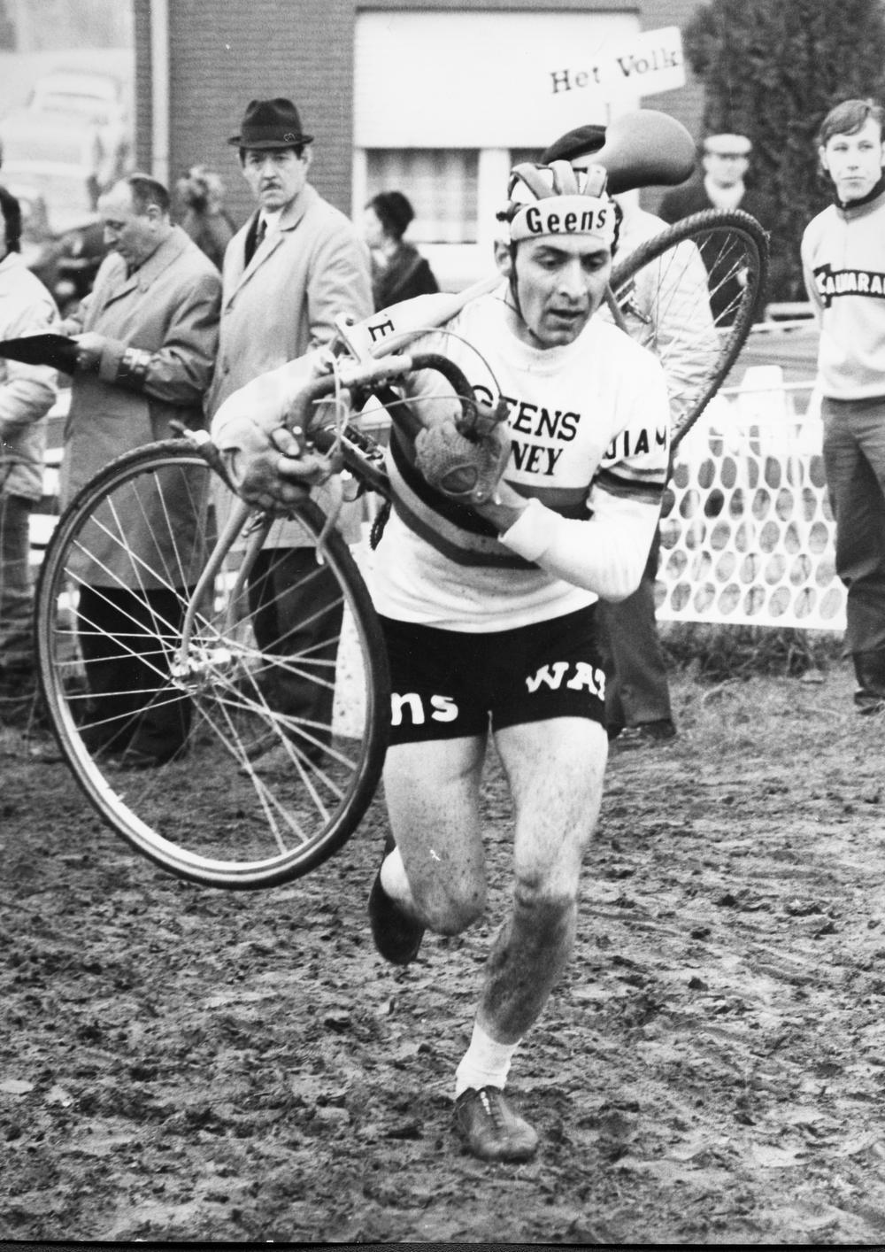 Op 7 februari 1971 kroonde Bertje Vermeire zich in het Oost-Vlaamse Ruien voor de tweede keer tot Belgisch kampioen veldrijden bij de amateurs. Pas in 1979, op zijn 35ste, werd hij prof. Hij zou het zeven jaar blijven, tot 1986. (Foto Belga)