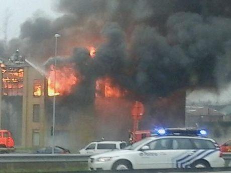Verwoestende brand legt kantoorgebouw van Kijk en Bouw in Menen volledig in de as