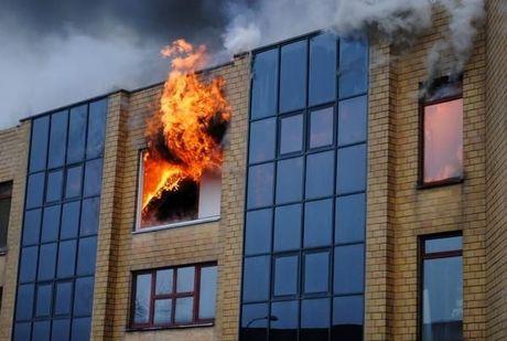 Verwoestende brand legt kantoorgebouw van Kijk en Bouw in Menen volledig in de as