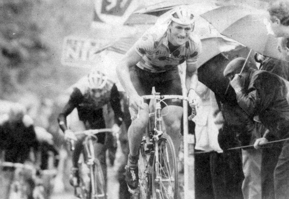 Hans De Clercq ging in de Ronde van West-Vlaanderen 1992 Casper van der Meer vooraf in de rit met aankomst op de Kemmelberg. (Foto a-Bart)