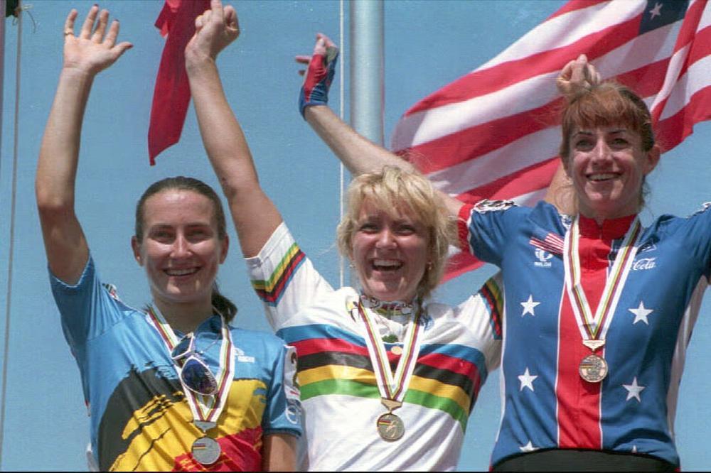 Op 23 augustus 1994 mocht Patsy Maegerman (links) uit Herzele op het podium van het WK op de weg voor dames elite plaatsnemen naast de Noorse wereldkampioen Monica Valvik-Valen en de Franse Jeanne Golay. (foto Belga)