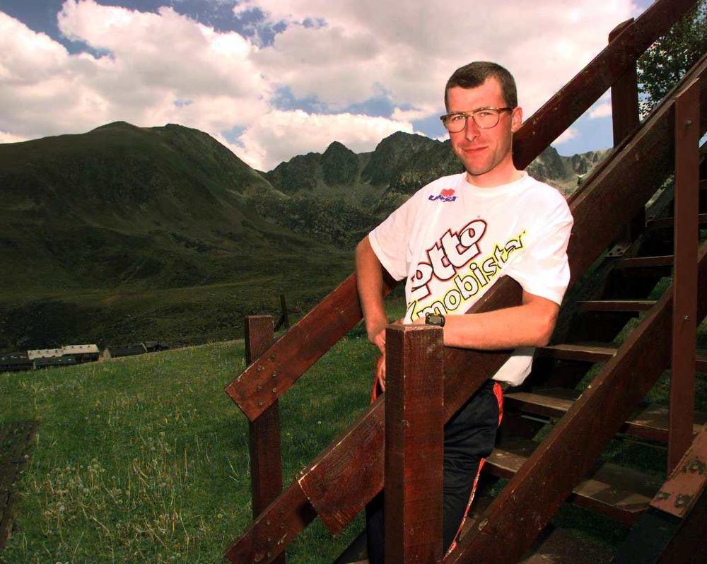 Tijdens de Tour van 1998, met op de achtergrond de beboste Pyreneeën. 