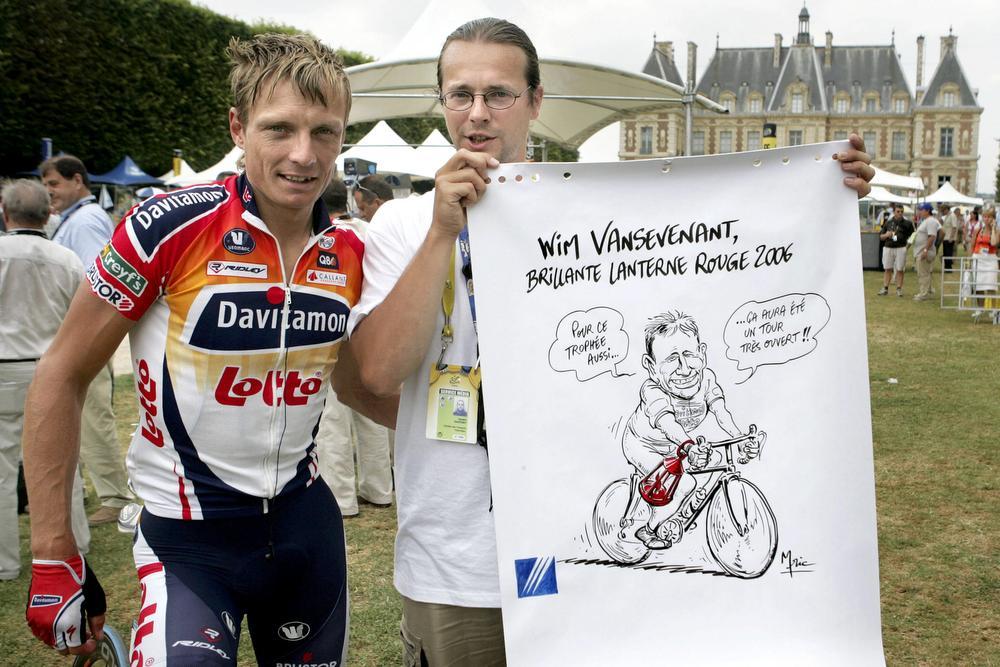 In 2006 kreeg Wim Vansevenant op de slotdag van de Tour deze karikatuur van zichzelf. (Foto Belga)