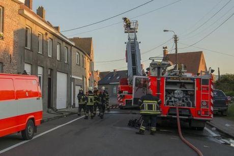 Woningbrand in centrum van Reningelst, vrouw van 82 gered