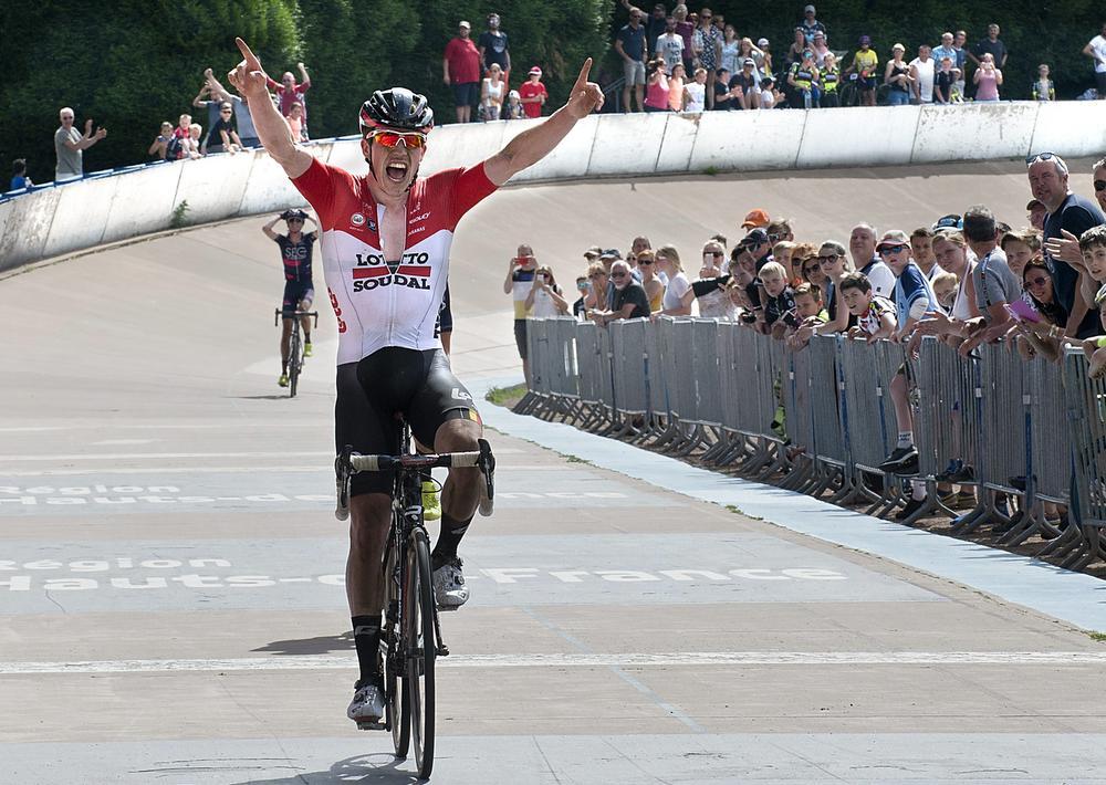 Een overgelukkige Stan Dewulf rijdt als winnaar over de eindmeet in Paris-Roubaix. (Belga)