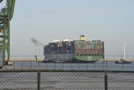 Grootste containerschip ter wereld vaart haven van Zeebrugge binnen