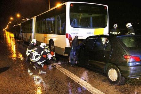 Autobestuurder sterft na botsing tegen geparkeerde lijnbus in Torhout