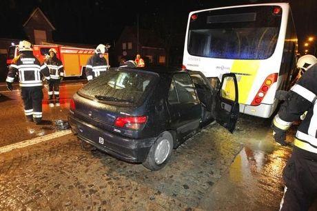 Autobestuurder sterft na botsing tegen geparkeerde lijnbus in Torhout