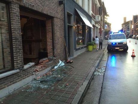 Wagen belandt in café Terminus in Tielt