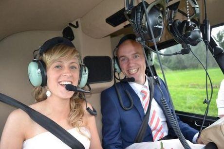 Pas getrouwd koppel wordt verrast met helikoptervlucht naar feestzaal