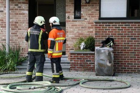 Bewoner belt brandweer voor woningbrand en brengt vervolgens huisdieren in veiligheid