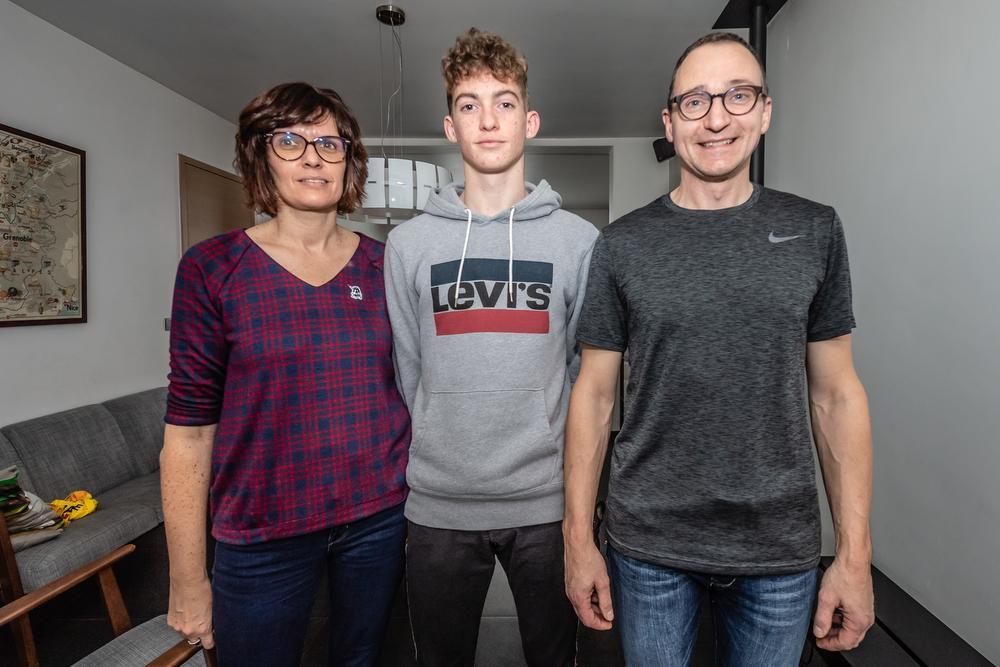 Vic Chambaere wordt geflankeerd door zijn ouders Veerle Nollet en Dieter Chambaere. (Foto HVM)