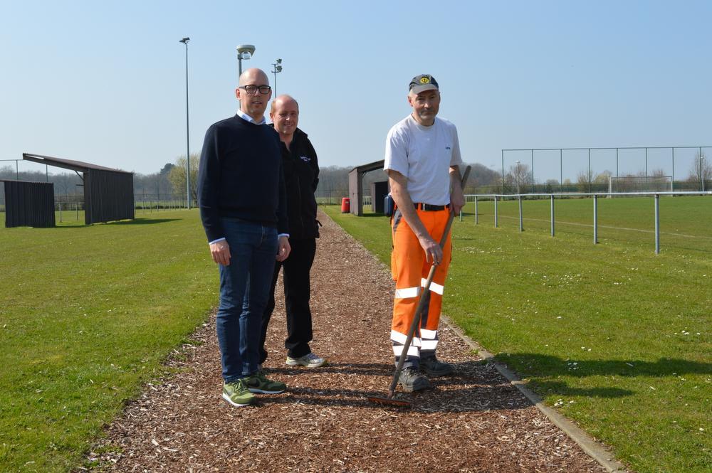 Schepen Christoph De Sutter, verantwoordelijke Nickey Snauwaert en Filip Decueman waken over het onderhoud van de Finse piste in Sijsele.