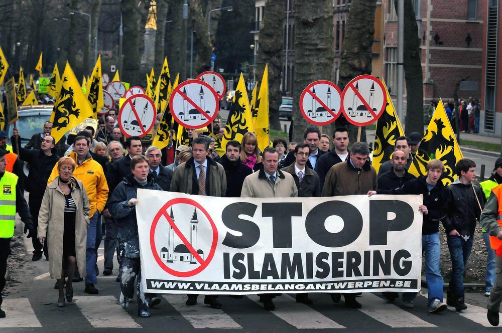 Vlaams Belang betoogde in 2009 al tegen de erkenning van de Kortrijkse moskee. Met de VB-kopstukken voorop trok de protestmars op naar de V-TEX.