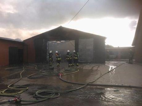 Brand op Hoogleedse boerderij, hangar volledig in de as gelegd