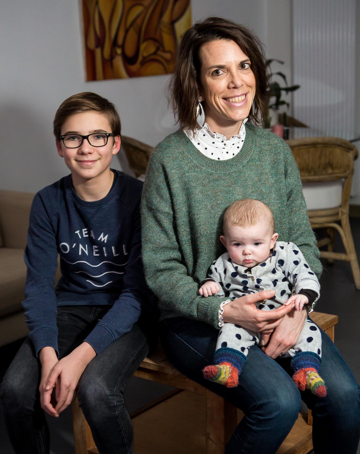 Silke Beirens met pluszoon Aaron Pitteljon (links) en baby Anna Martha Pitteljon.