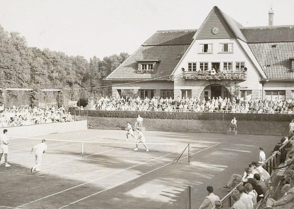 Een beeld van de tennisclub uit de oude doos. (foto Beeldbank Oostende)