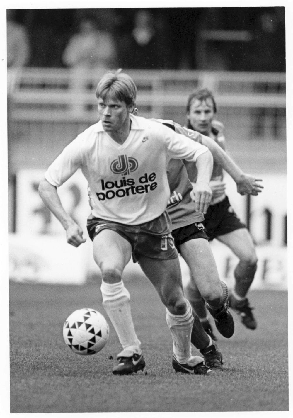 Foeke Booy maakte in 1988 de overstap van FC Groningen naar KV Kortrijk. Hier zien we hem in 1989 in actie op het veld van Cercle Brugge, waar hij jaren later coach zou worden.