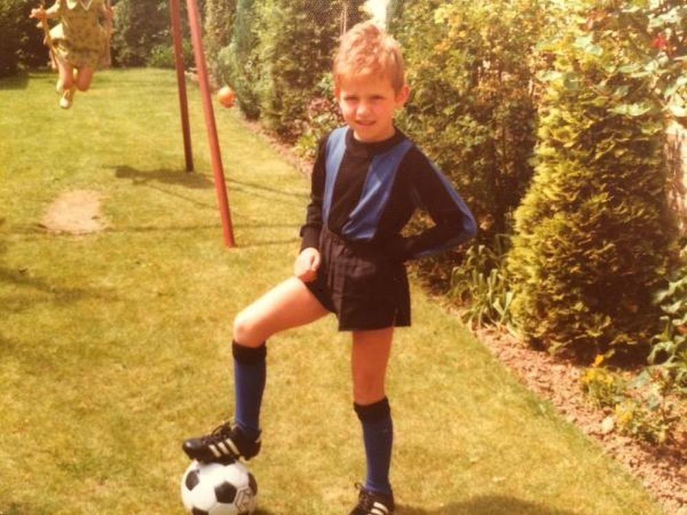 1977: een 10-jarige Günther Lesage poseert in Club-tenue in de tuin in Ardooie.