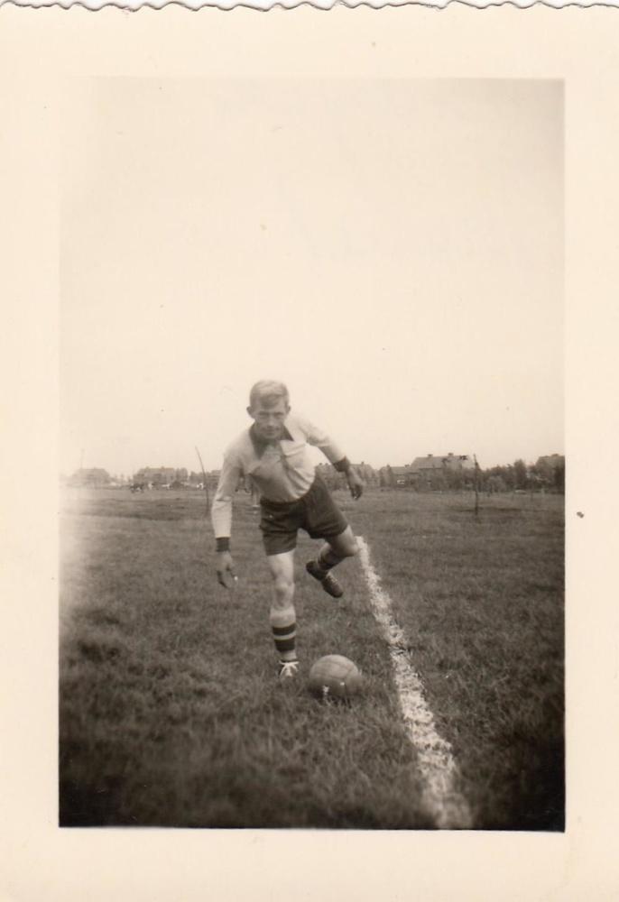 Een standbeeldfoto van een Diksmuidse voetballer.