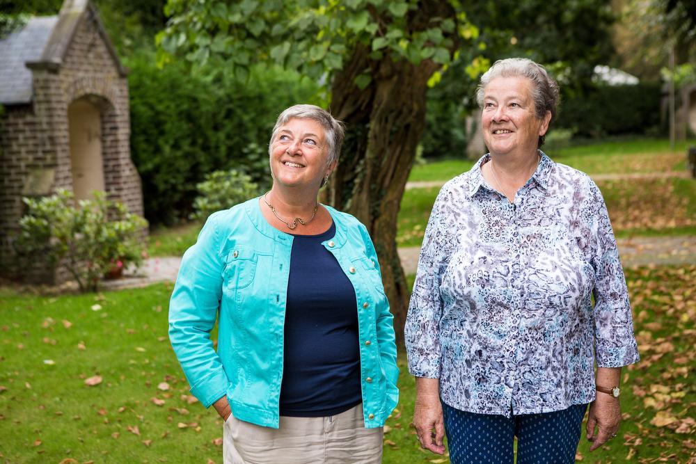 Gidsen Daisy Decoene (60) en Alma Samyn (80) kennen de basiliek, de Rosarium-tuin en het achterliggende kasteel Mariënstede op hun duimpje. (Foto Davy Coghe)